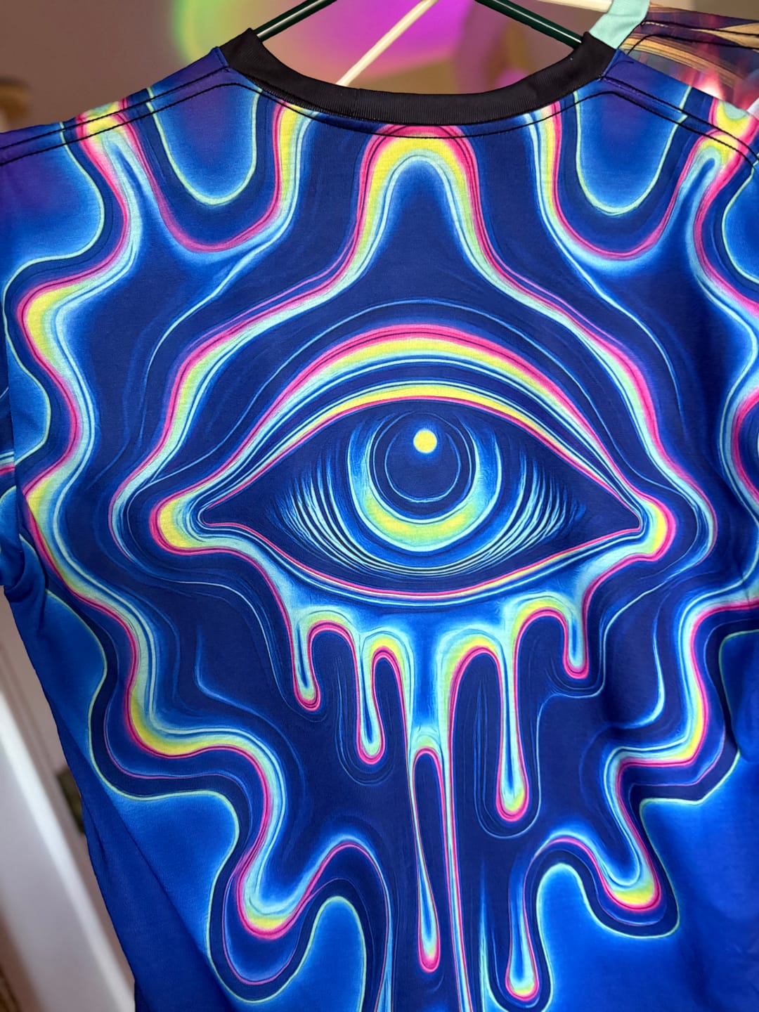 Customer photo review of "All Melting Eye" PREMIUM TEE