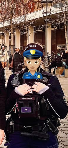 Rezensentin trägt das schwarze BUFF CoolNet UV Polizei Stirnband bei einer Patrouille im Freien.