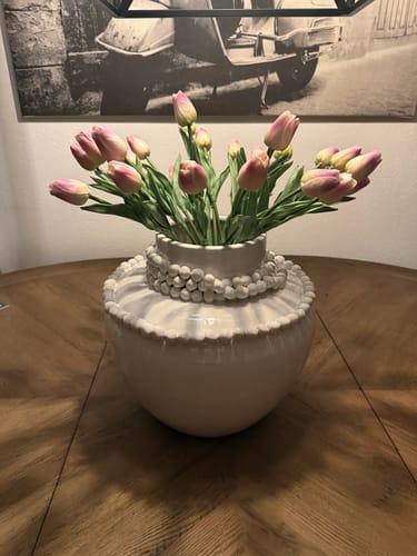 Recensent toont het realistische Tulpen Boeket - Violet in een sierlijke witte vaas.