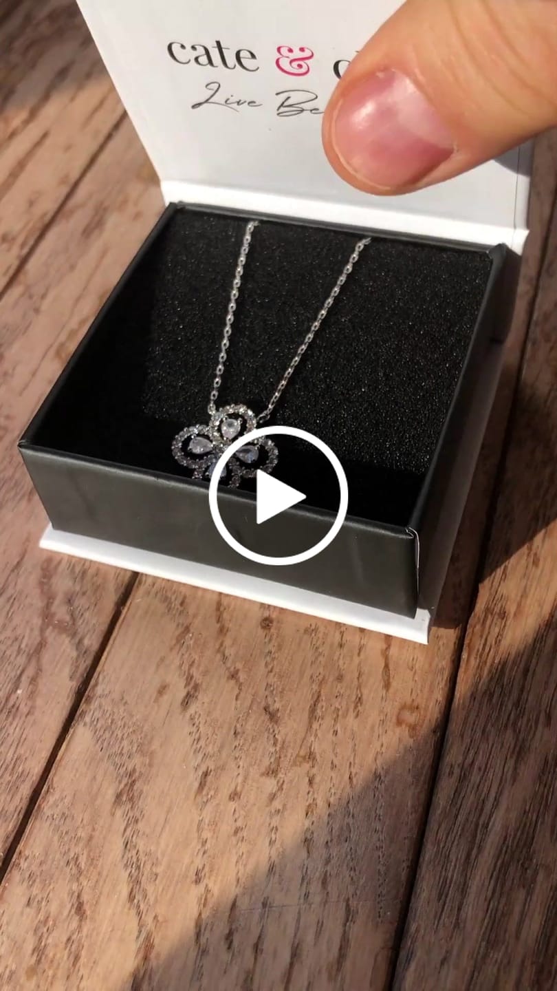 Customer video review of Marie 18k White Gold Plated Clover/Flower Pendant Necklace with Swarovski Crystals