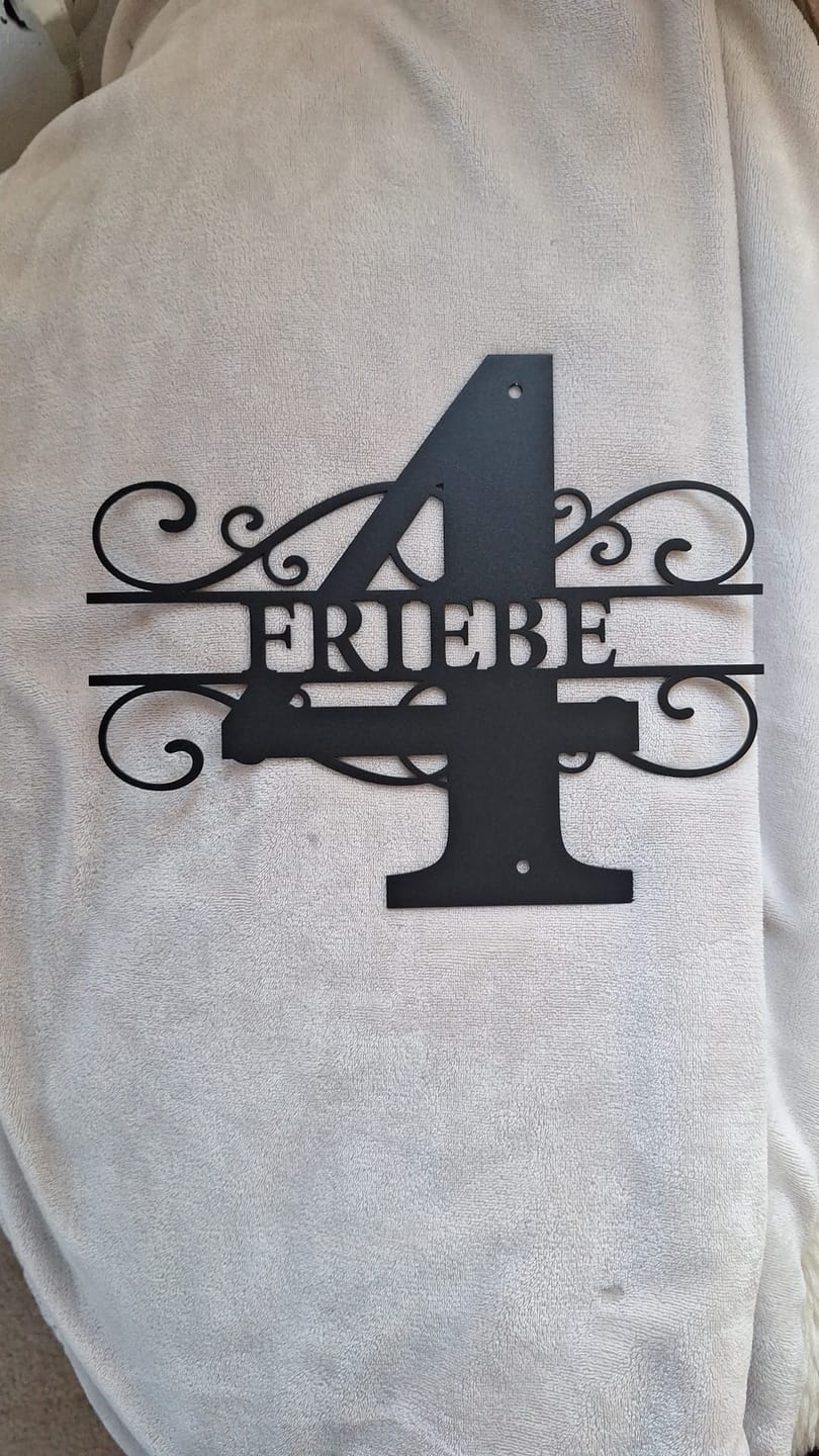 Customer photo review of Hausnummer-Türschild Ornamental Style mit Familiennamen (personalisierbar)