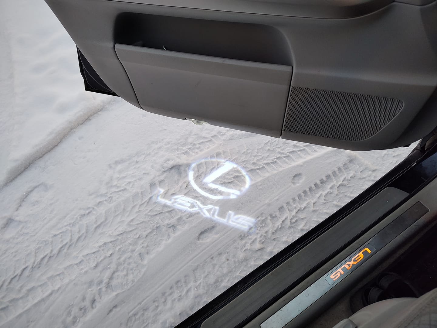 Customer photo review of LEXUS Original LOGO PROJECROTR LIGHTS (quantity 1 = 1 sets/2 door lights) Nr.220V55
