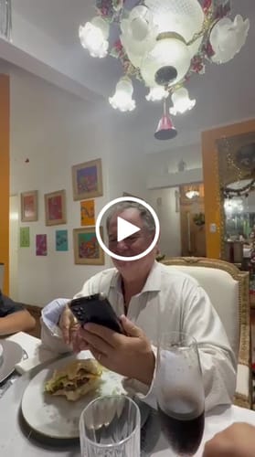 Customer video review of 🎯 Añadir una frase específica a tu canción?