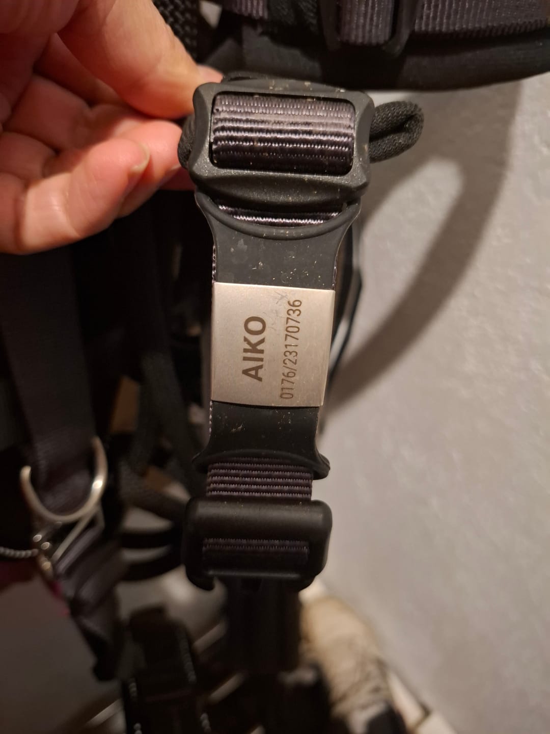 Customer photo review of Klapperfreie Hundemarke Silikonslider mit Edelstahl-Schild für Halsbänder inkl. GRATIS Gravur