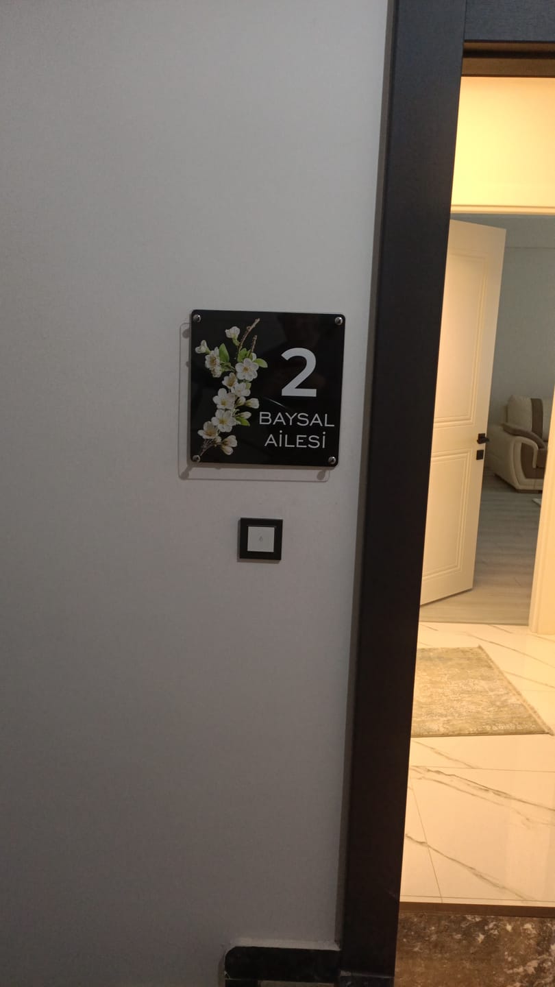 Customer photo review of Kişiye Özel Beyaz Çiçek Dallı Kapı İsimliği