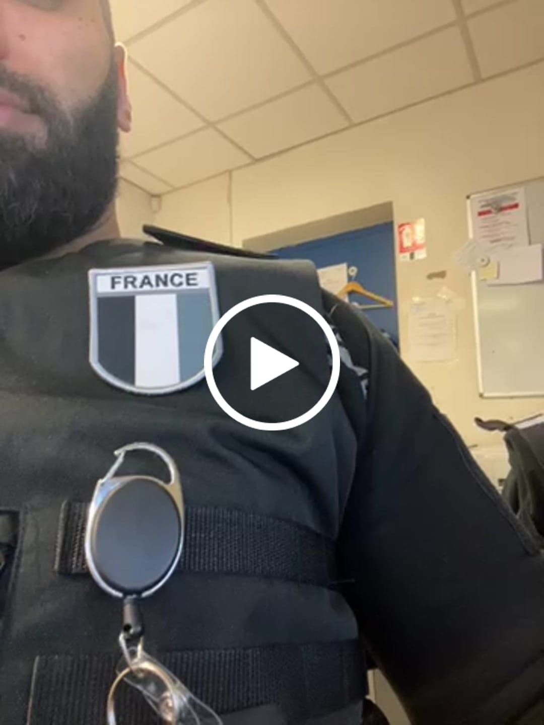 Customer video review of Écusson France brodé gris