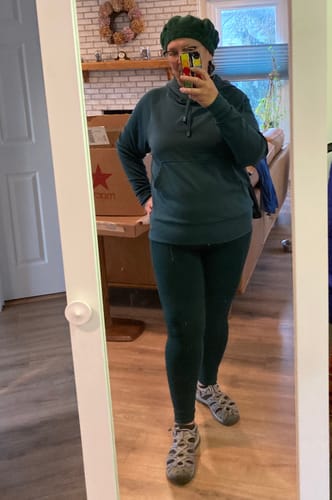 Reviewer taking a mirror selfie to show the full-length fit of the Piper Pocket Leggings in Deep Timber.