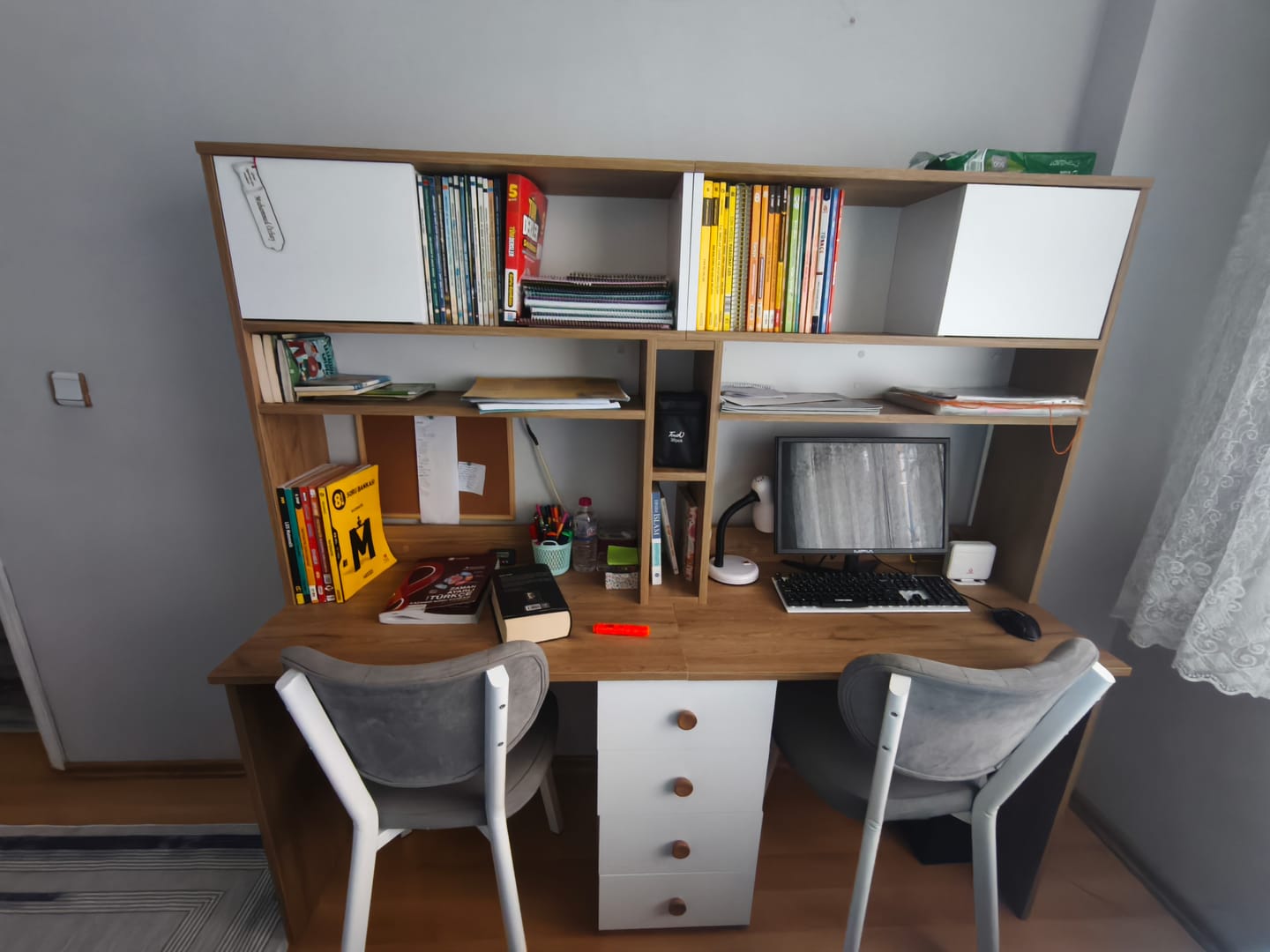 Customer photo review of Rani HA130 İki Kişilik Raflı 2 Kapaklı 4 Çekmeceli Çalışma Ofis Bilgisayar Masası Sepet Ceviz - Beyaz
