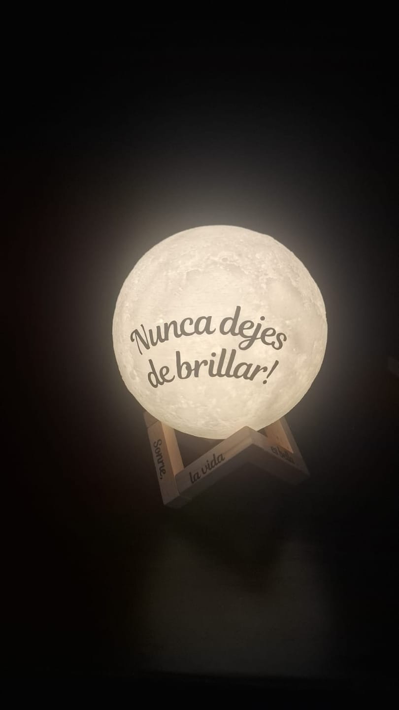 Customer photo review of Lámpara Luna RGB (Touch) 15 cm diámetro (EDICIÓN LIMITADA)