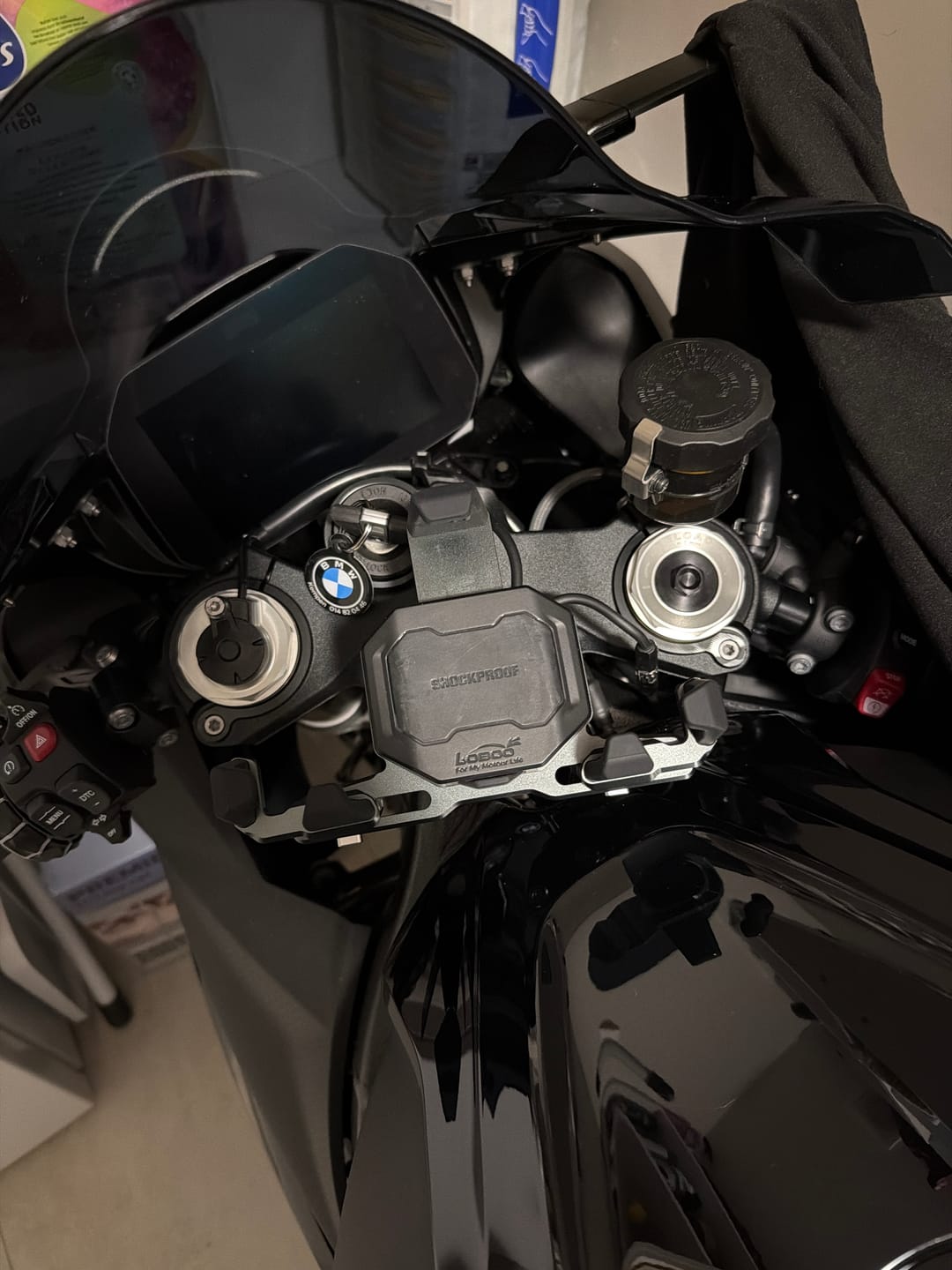 Customer photo review of LOBOO PH06 Anti-Vibration Phone Mount - Magnetic Damping + 15W Wireless Charging - Aluminum Motorcycle Holder (Fits 4.7"-7.2" Phones)