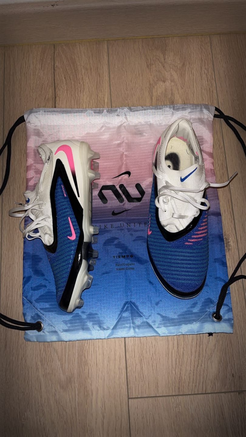 Customer photo review of Phantom 6 Elite Low Cut FG Attack Pack - Bleu/Banc/Noir/Rose