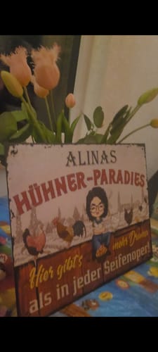 Kunde zeigt sein personalisiertes Gartenschild 'Alinas Hühner-Paradies' mit einem lustigen Hühnermotiv.