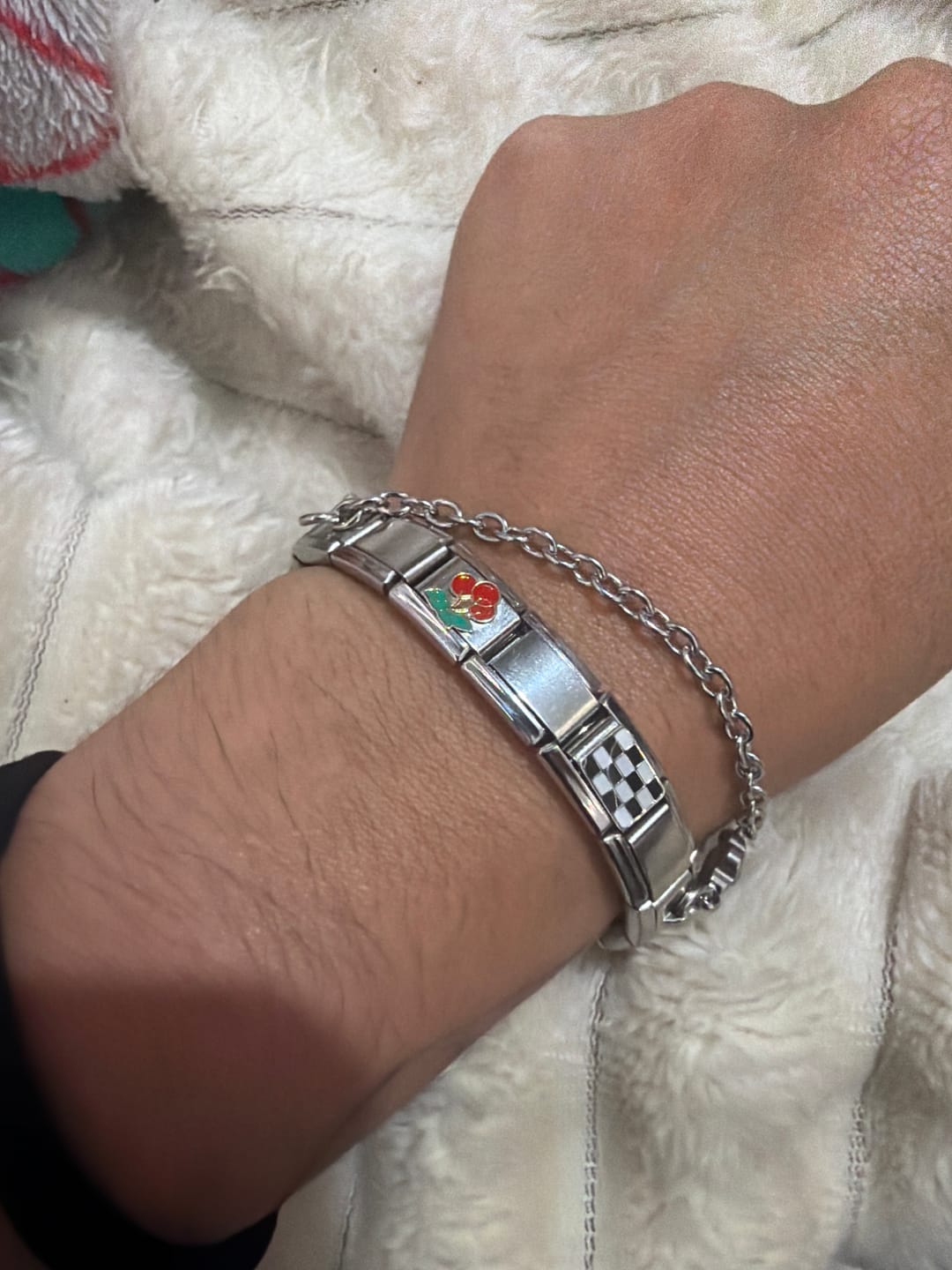 Customer photo review of Charm Gatiti blanco