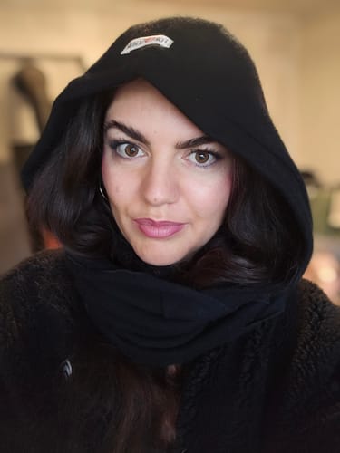 Customer photo review of Upcycling Kaschmir Damen Kapuzenschal Schwarz