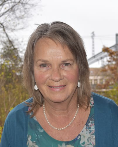 Porträt einer zufriedenen Kundin, die eine Bewertung für die Omega 3 Algenöl Kapseln abgegeben hat.