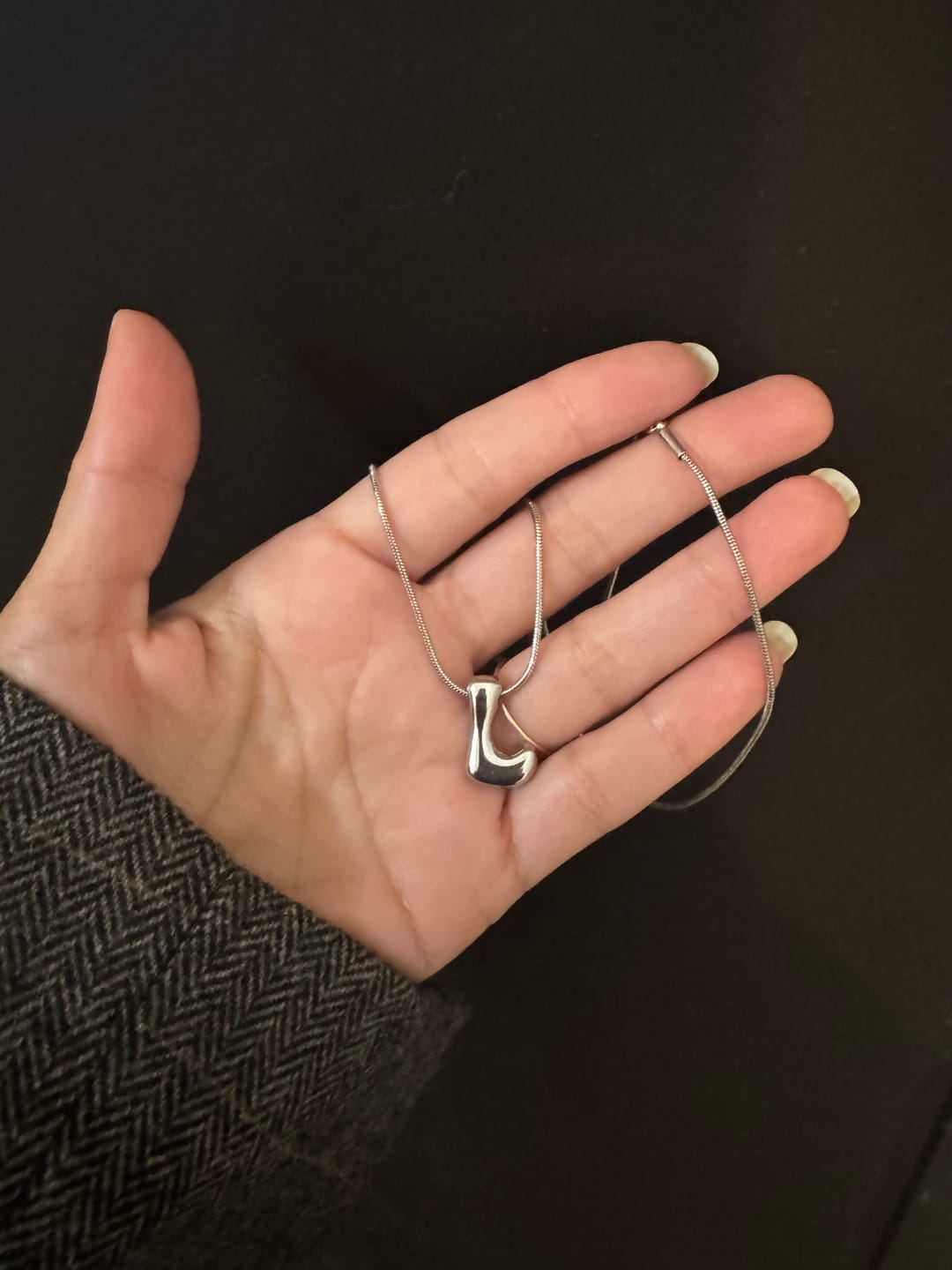 Customer photo review of Collar Delgado Inicial Bubble Plateado