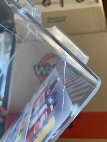 Primer plano del Maxi Organizador para Refrigerador del cliente, mostrando una gran grieta en la esquina de plástico.