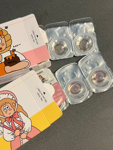 評論者開箱 Dolly Kristin 1Day - 紫色隱形眼鏡，圖片有可愛的包裝盒和泡殼中的紫色鏡片。