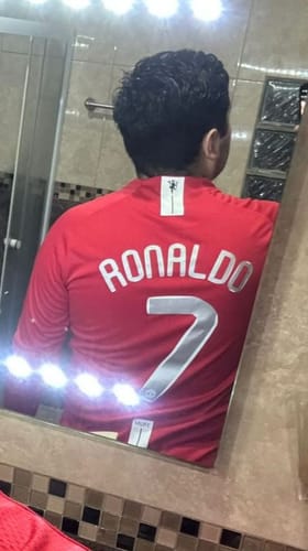 Reseña con foto de un cliente sobre Jersey Manchester United Local 07/08 Manga Larga – Ronaldo 7