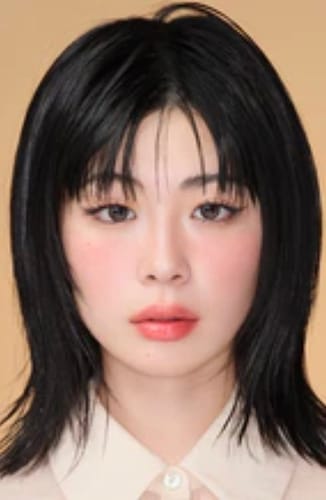 Dolly Kristin 1Day - チョコを着用したレビュアーの正面からの写真。レンズで瞳が輝いて見えます。