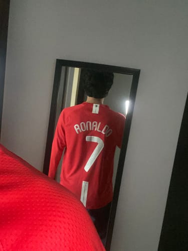Reseña con foto de un cliente sobre Jersey Manchester United Local 07/08 Manga Larga – Ronaldo 7