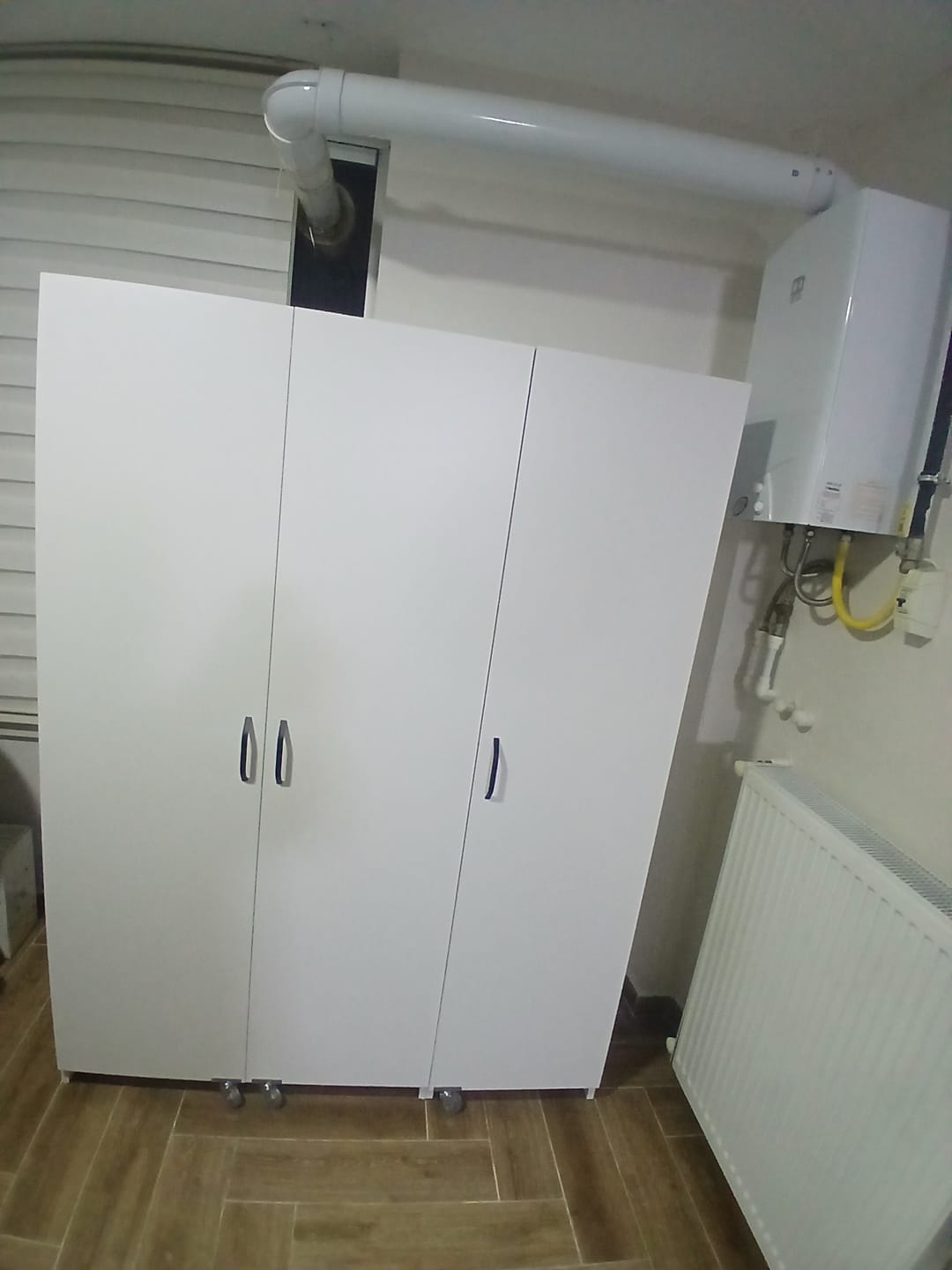 Customer photo review of Rani JE109 Çok Amaçlı Dolap Tekerlekli Üç Kapaklı Kiler Erzak Mutfak Dolabı Beyaz