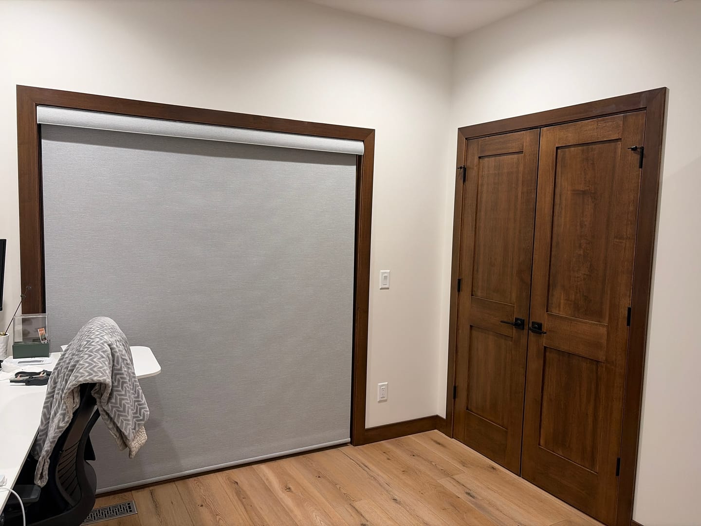 Customer photo review of SmartWings Motorized Roller Shades 100% Blackout Essential