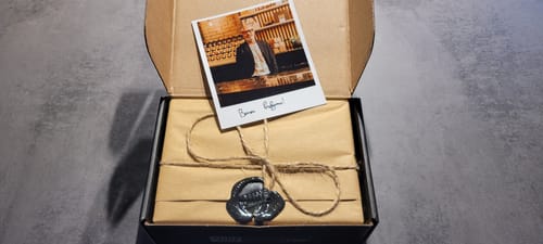 Recensore mostra la confezione del profumo NARGHILE', avvolta e sigillata con ceralacca all'interno della scatola.