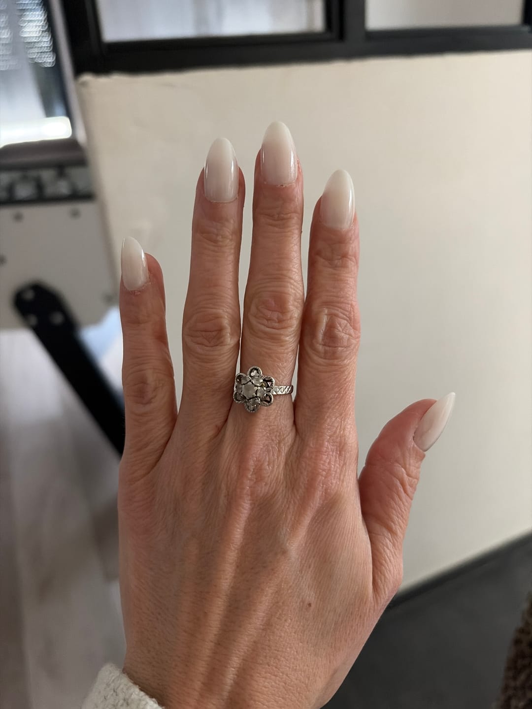 Customer photo review of FAUX ONGLES BLANCS MILKY AMANDES MÉDIUM