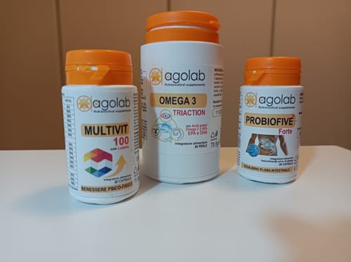 Cliente mostra i tre flaconi di integratori del Pack Salute e Benessere: Multivit, Omega 3 e Probiofive.