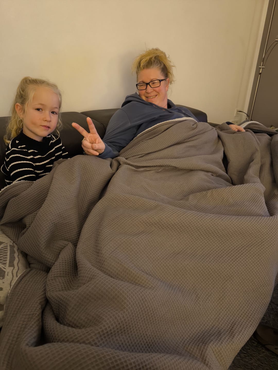 Customer photo review of Kuscheldecke "Vollkommen" Grau · Gletschergrau