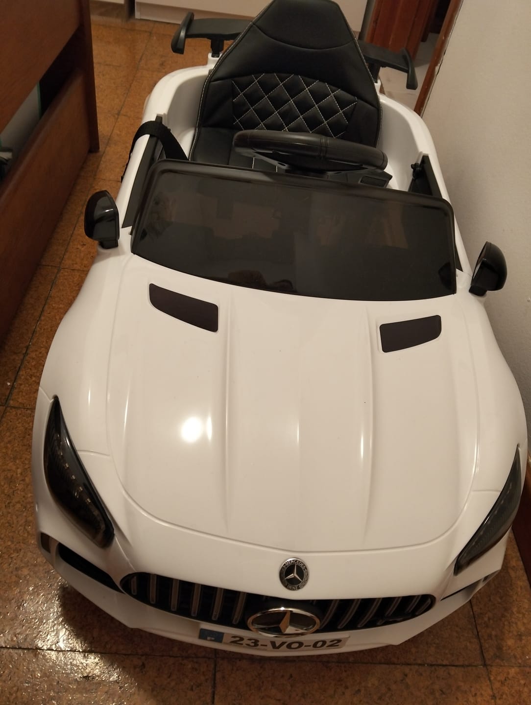 Customer photo review of Carro Elétrico para Criança MERCEDES GTR MINI 12v BATERIA DE LITIO Branco c/ RODAS DE BORRACHA & ASSENTO EM PELE