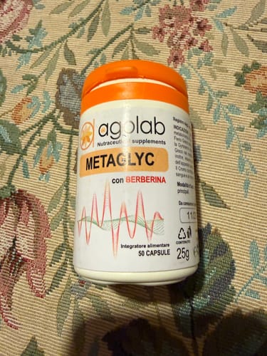 Recensore mostra il flacone bianco di Metaglyc con il suo tappo arancione.