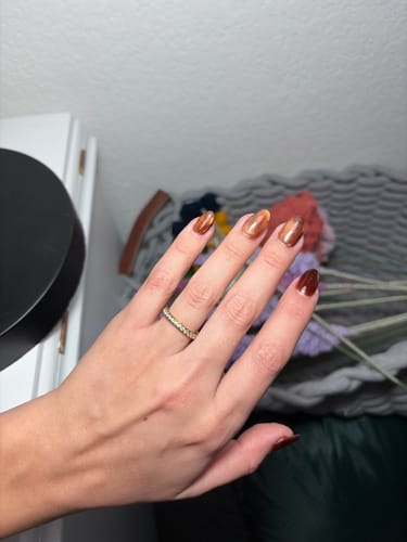 Reviewer wearing the shiny Eterna Ring on their ring finger to show its fit.