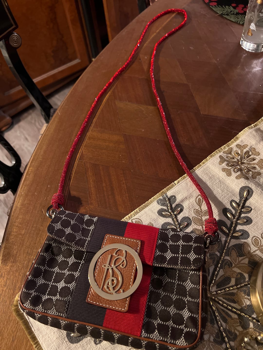 Customer photo review of SPIRAL Strap -  Phone / Purse - Scarlet