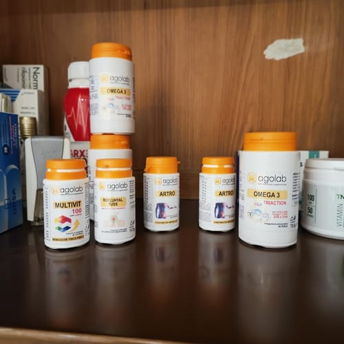 Recensione mostra le confezioni di Omega 3 su uno scaffale di legno, insieme ad altri prodotti acquistati.