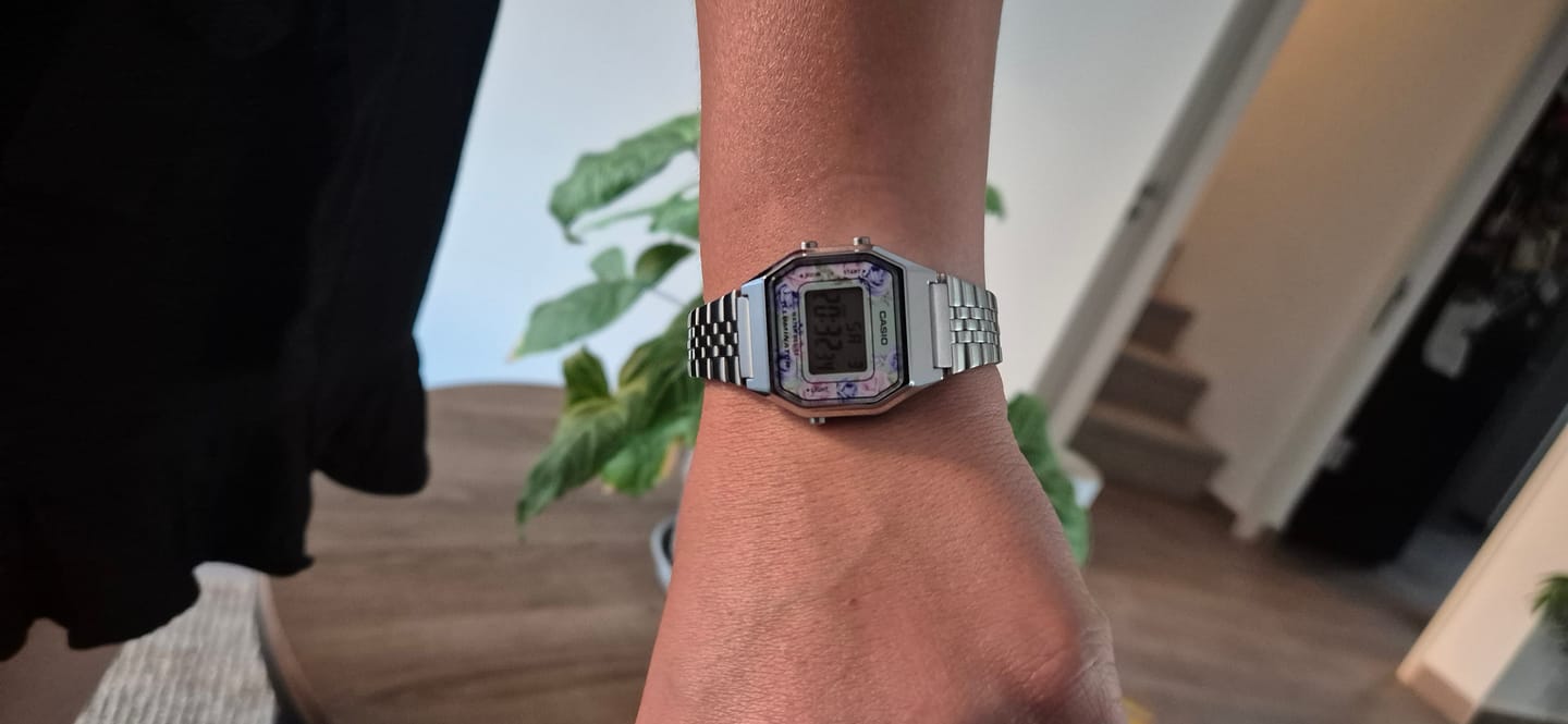 Customer photo review of Reloj Casio Vintage LA680WA-2CDF Plateado Flores