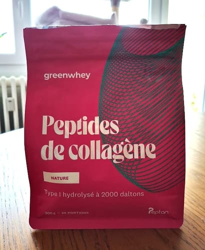 Photo d'un client du sachet rose de Peptides de Collagène saveur Nature, posé sur une table.