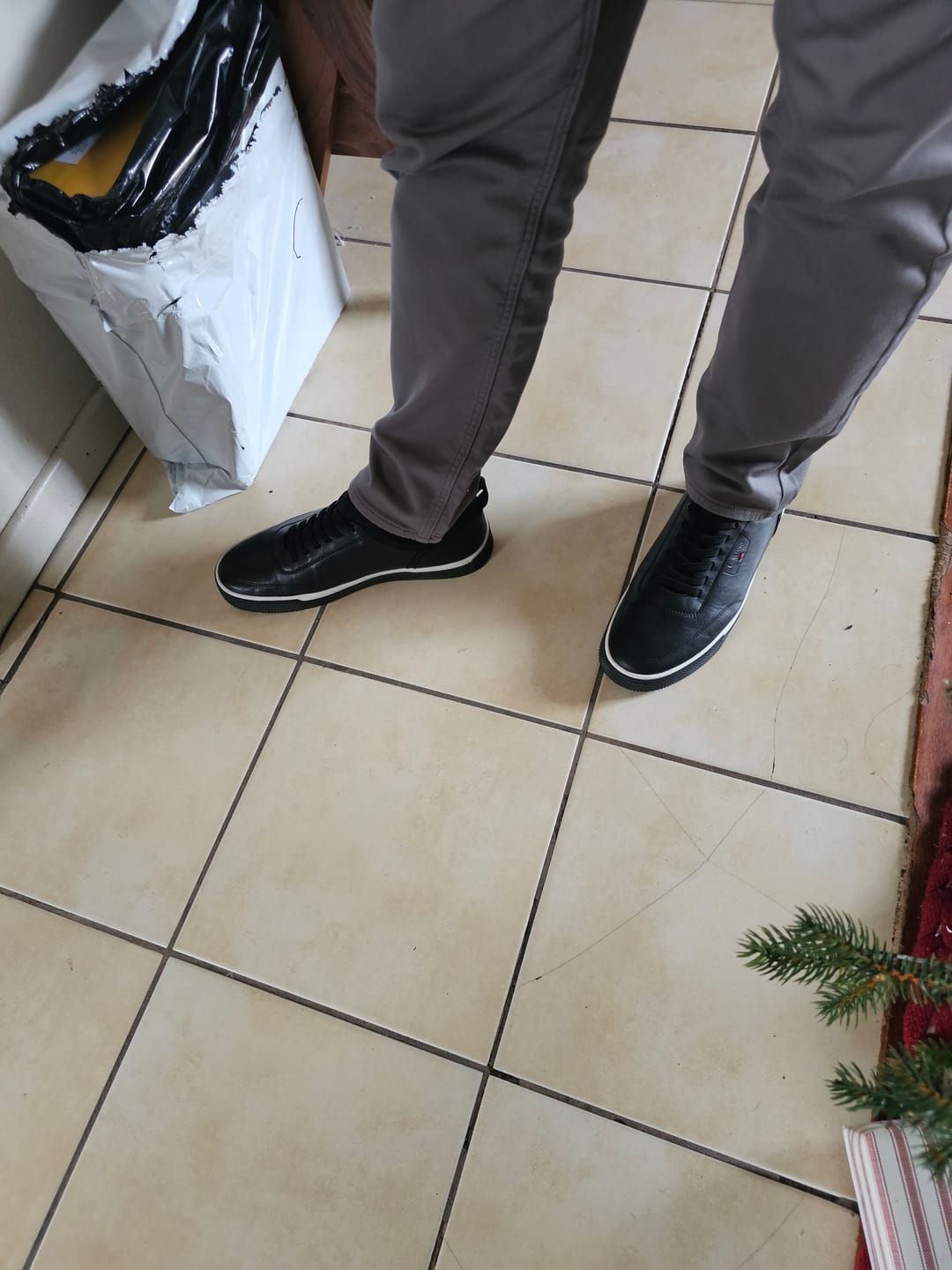 Customer photo review of SNEAKER CASUAL AGUJETA ELÁSTICA PIEL NEGRO