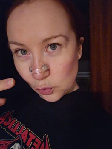 Nahaufnahme einer Rezensentin, die den durchsichtigen Airbreaze Pro auf ihrer Nase trägt.