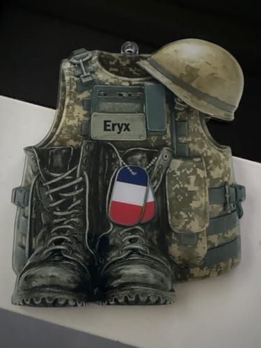 Customer photo review of Ornement Militaire Personnalisé - Gilet de Combat Militaire, Bottes et Casque