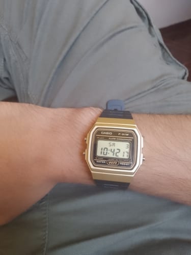 Cliente con el Reloj Casio Vintage dorado y negro puesto en la muñeca.
