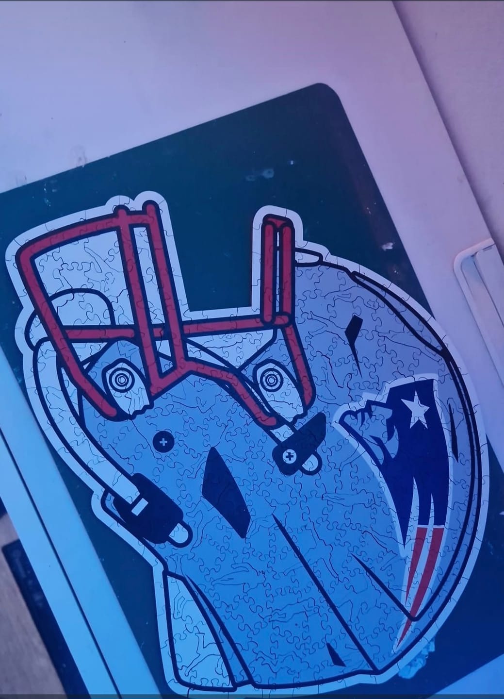 Customer photo review of New England Patriots™ Helm - Holzpuzzle