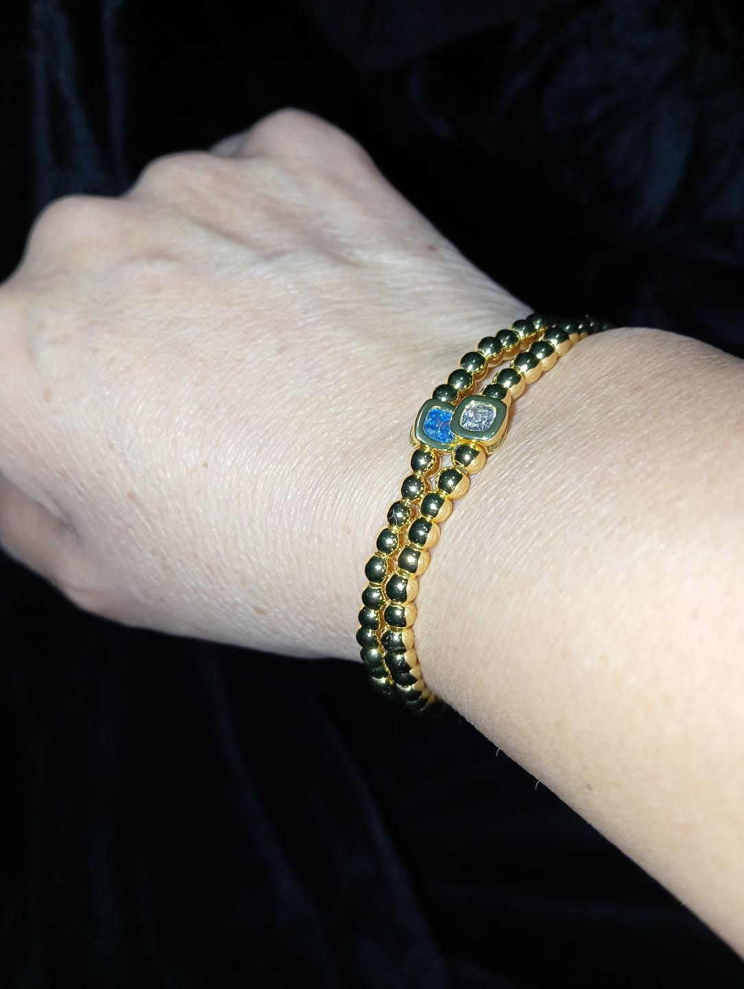 Customer photo review of Pulsera Dorada Bolitas Birthstone Cuadrado