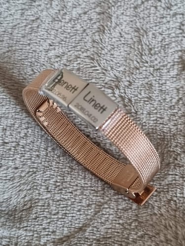Customer's rose-gold Lux Bracelet with two pendants engraved with the names 'Benett' and 'Linett' on a mesh band.
