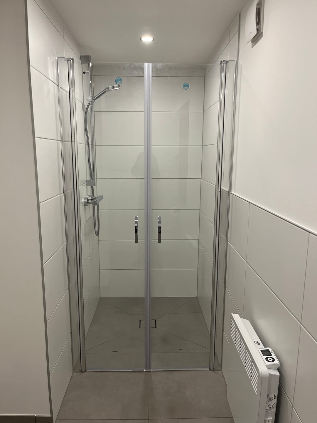 Customer photo review of Duschtür Nische mit Pendeltür, Duschkabine Nischentür Dusche - Klarglas