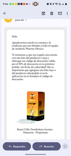 Revisor mostrando una captura de pantalla de un correo electrónico sobre la reseña del producto.