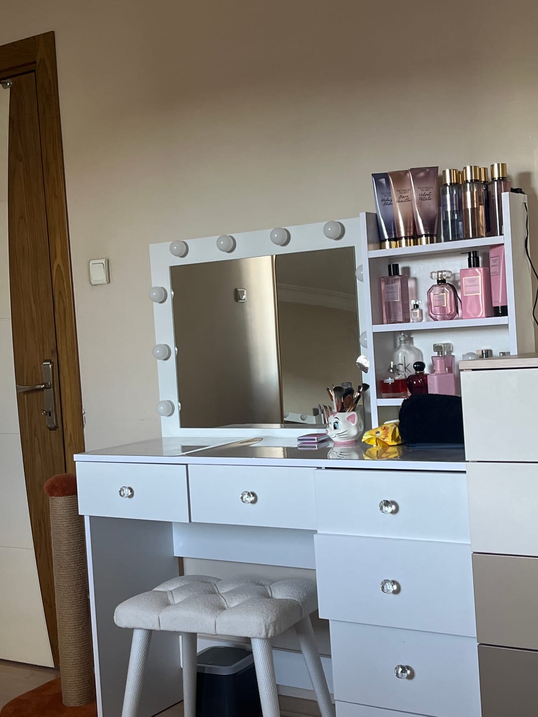 Customer photo review of Rani BJ162 Hollywood Işıklı Aynalı Kulis Makyaj Masası 6 Çekmeceli Takı Düzenleyici Puf Takım Beyaz