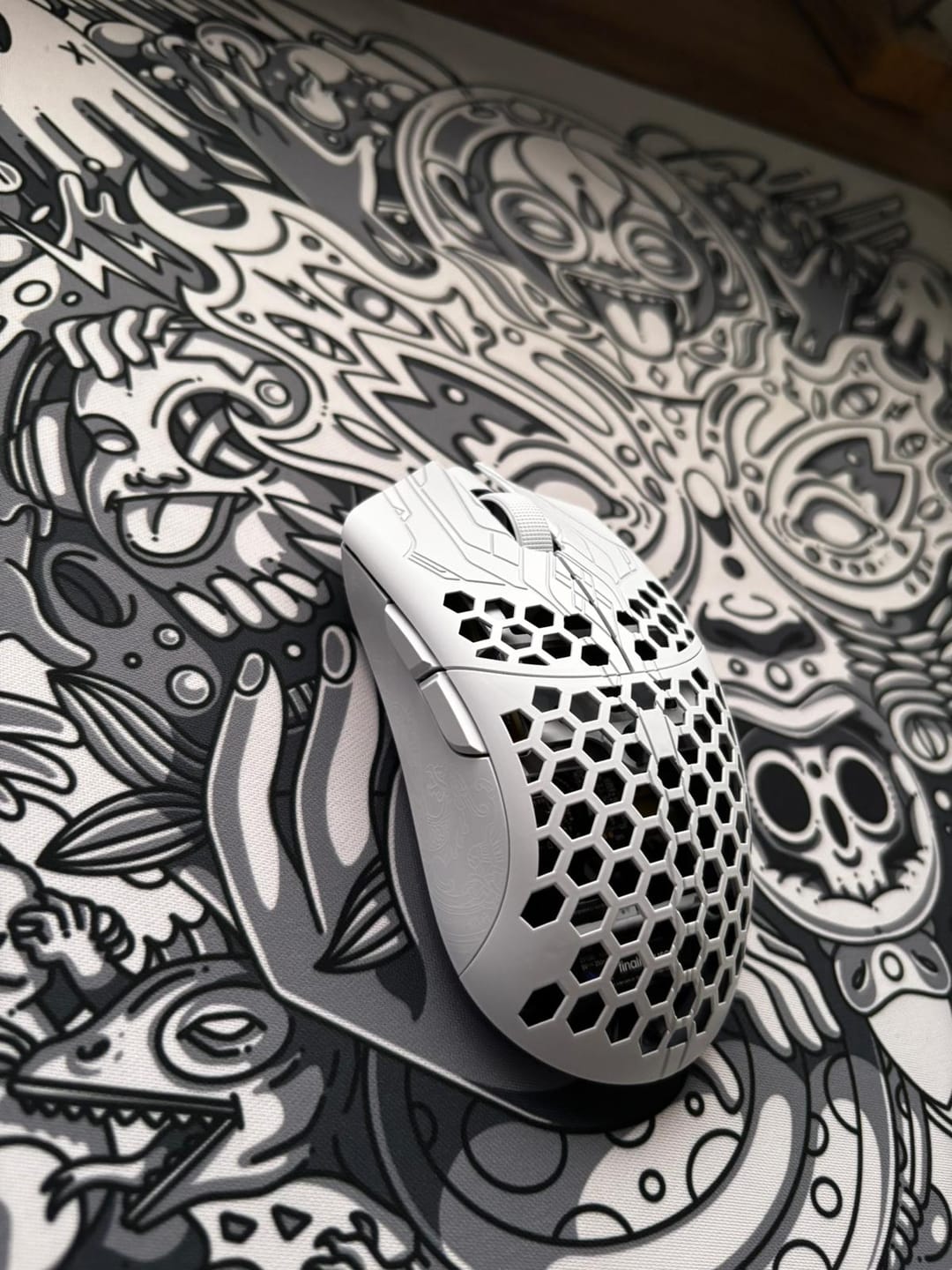 Customer photo review of Finalmouse ULX Frostlord Karbon Fiber Wireless Mouse