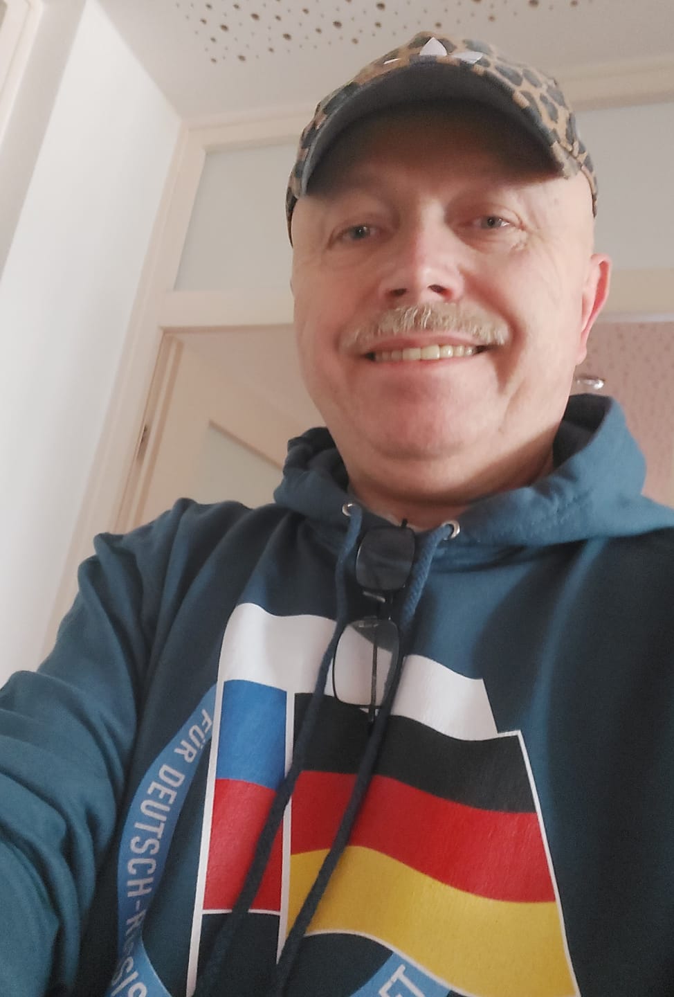 Customer photo review of HOODIE BUBEN • FÜR DEUTSCH-RUSSISCHE FREUNDSCHAFT - dunkel